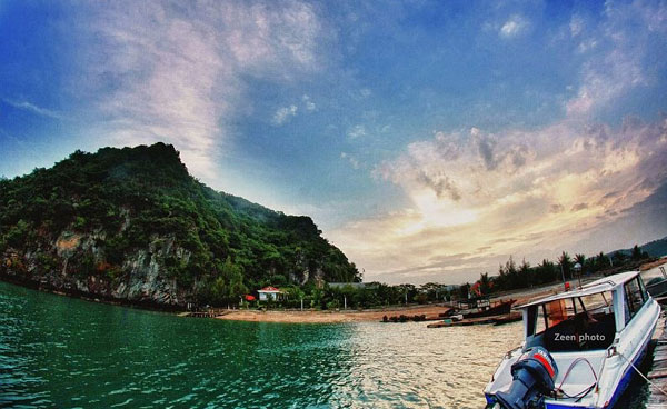 Bái Tử Long là một vịnh của Việt Nam, nằm trong vịnh Bắc Bộ, ở vùng Đông Bắc của Việt Nam. Vịnh Bái Tử Long bao gồm một vùng biển của thành phố Hạ Long