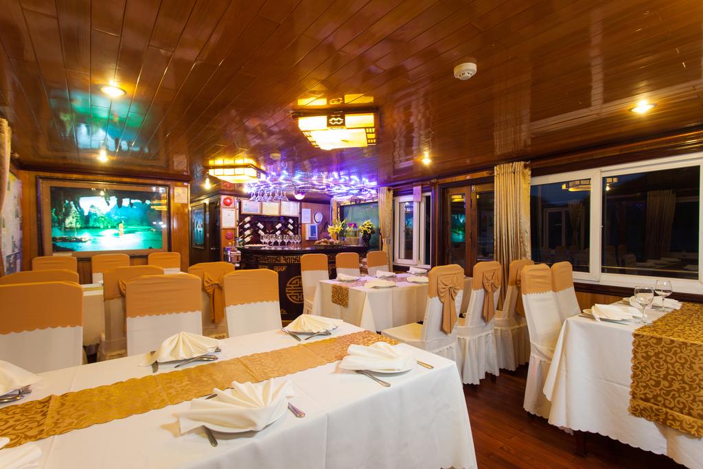 Nhà hàng trên Du Thuyền Golden Star Cruise 3 Sao