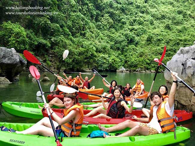 Chèo Kayak trên Vịnh Hạ Long cùng Smile Travel